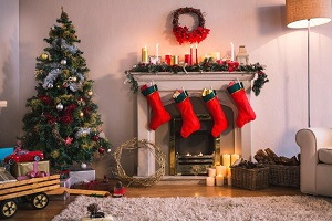 Vianočný stromček a kozub ozdobený ponožkami na darčeky