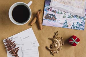 Vianočné pohľadnice, ozdoby a káva na stole